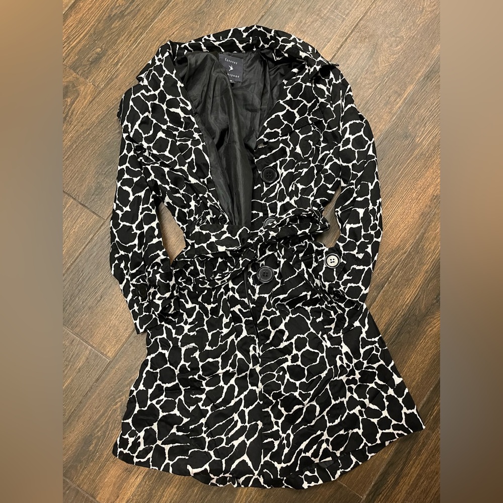 ✨Forever 21 size small cow print rain jacket!✨